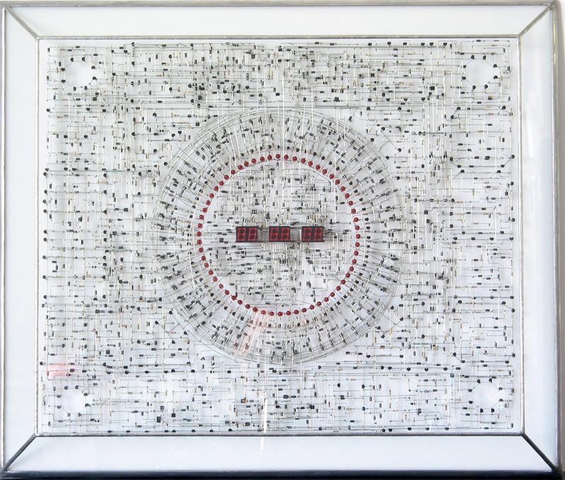 Illustration for article titled Some Very Patient Genius Soldered a Digital Clock From 1,916 Components